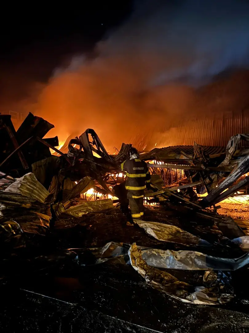 Incêndio destrói barracão em Votuporanga (Divulgação)