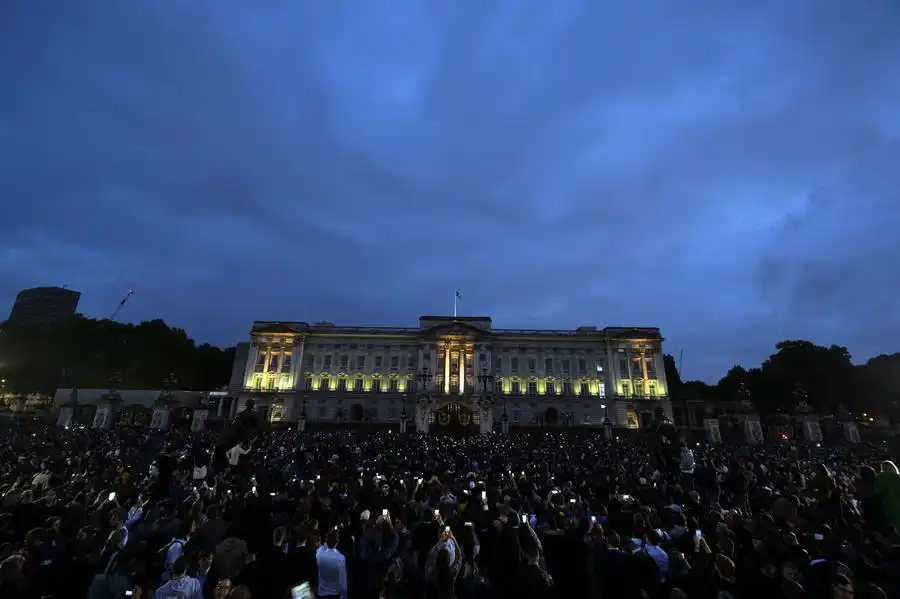 Milhares de pessoas foram ao Palácio de Buckingham, em Londres (Divulgação/Mazur/cbcew.org.uk)