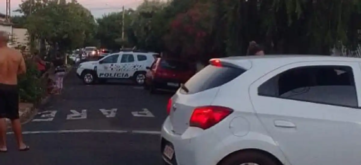 Homem foi morto a tiros na rua Antônio Pinto de Carvalho, no Solo Sagrado (Colaboração/Leitor)