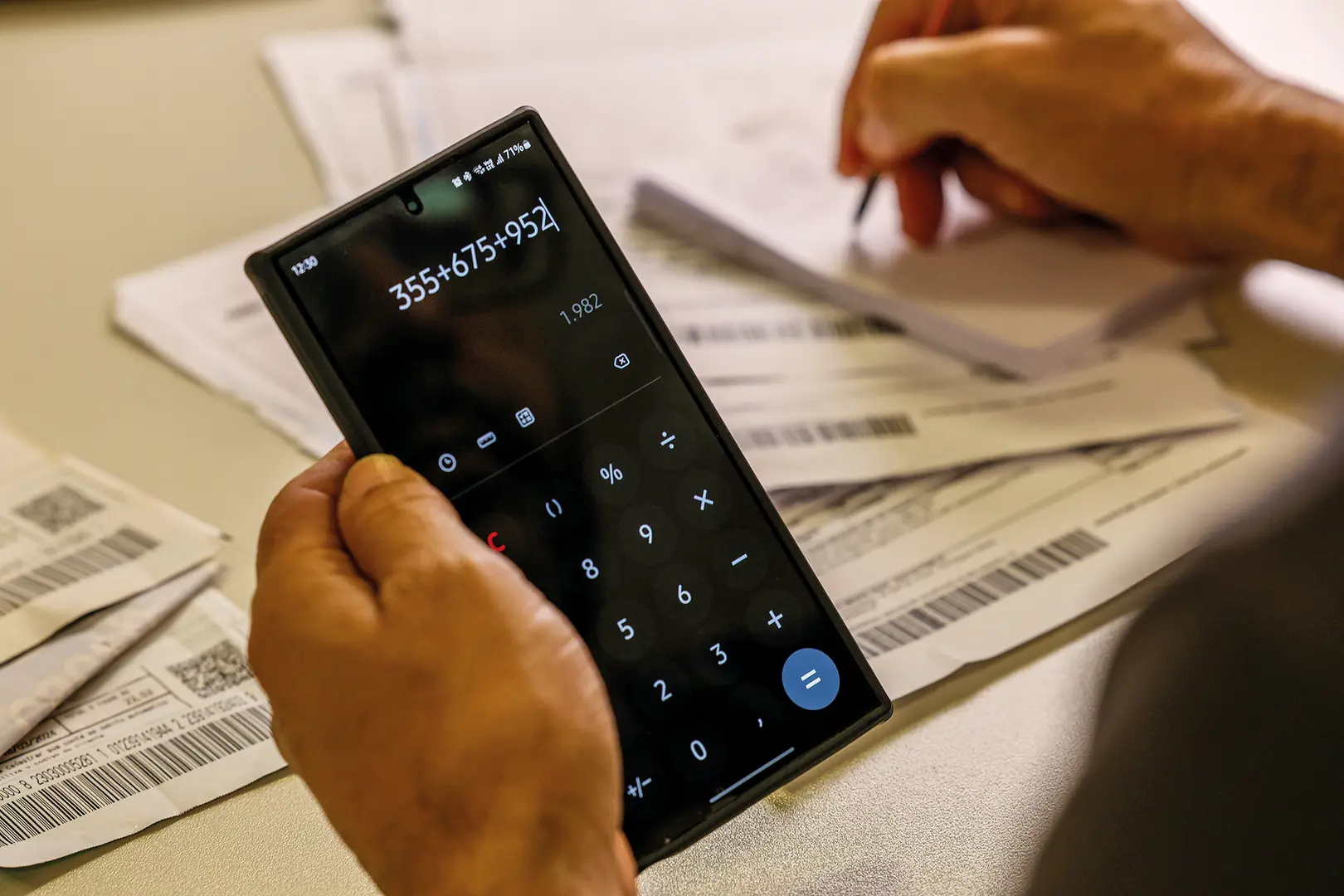 Inadimplência das famílias volta a subir em outubro, diz CNC