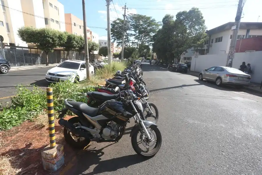 Motos estacionadas na avenida Jamil Feres Kfouri, em Rio Preto; avenida é a que mais registrou casos de furtos em 2023 (Guilherme Baffi 15/5/2024)