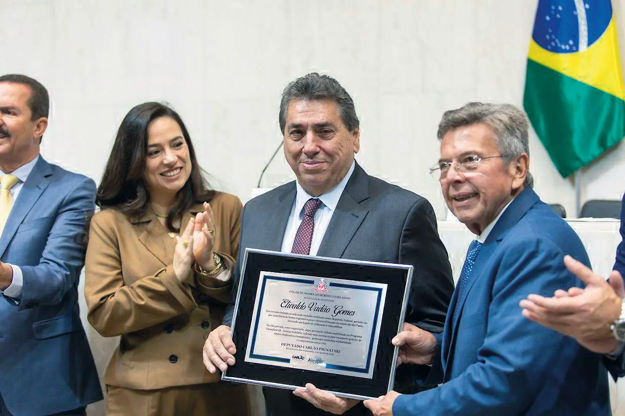 Flávia Gomes, o laureado Vadão Gomes e o deputado estadual Carlão Pignatari (Arnaldo Mussi)
