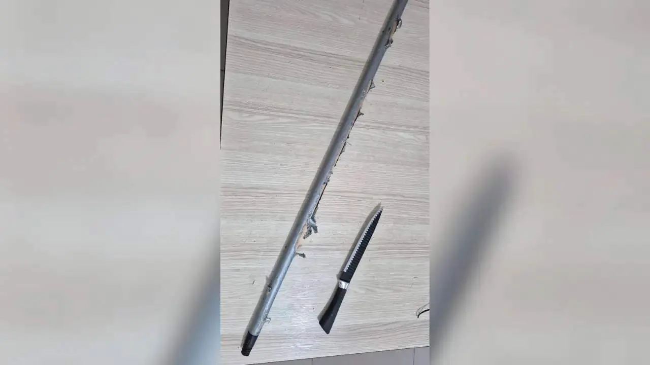 Cabo de vassoura foi usado pelo agressor das funcionárias; ele também entrou com uma faca no estabelecimento e só foi controlado com a chegada da Polí (Polícia Militar)