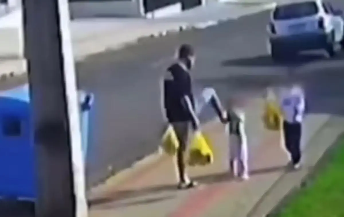 Imagens de câmera de segurança mostram momento da agressão (Reprodução)