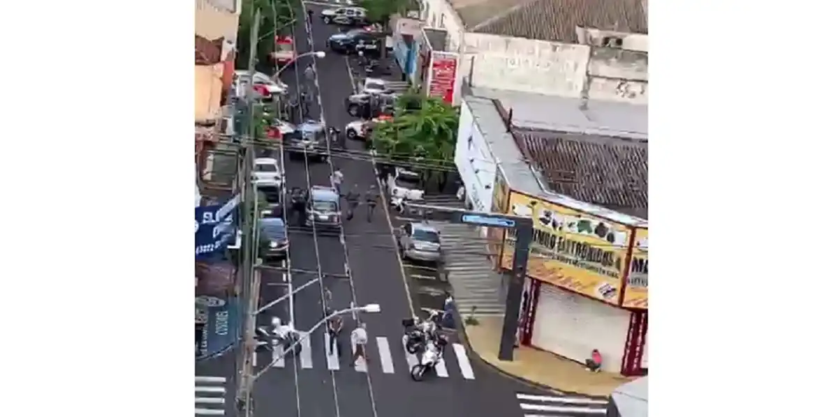 Moradores do Centro de Rio Preto registram movimentação de policiais no supermercado onde aconteceu o assassinato (Colaboração/Leitor)