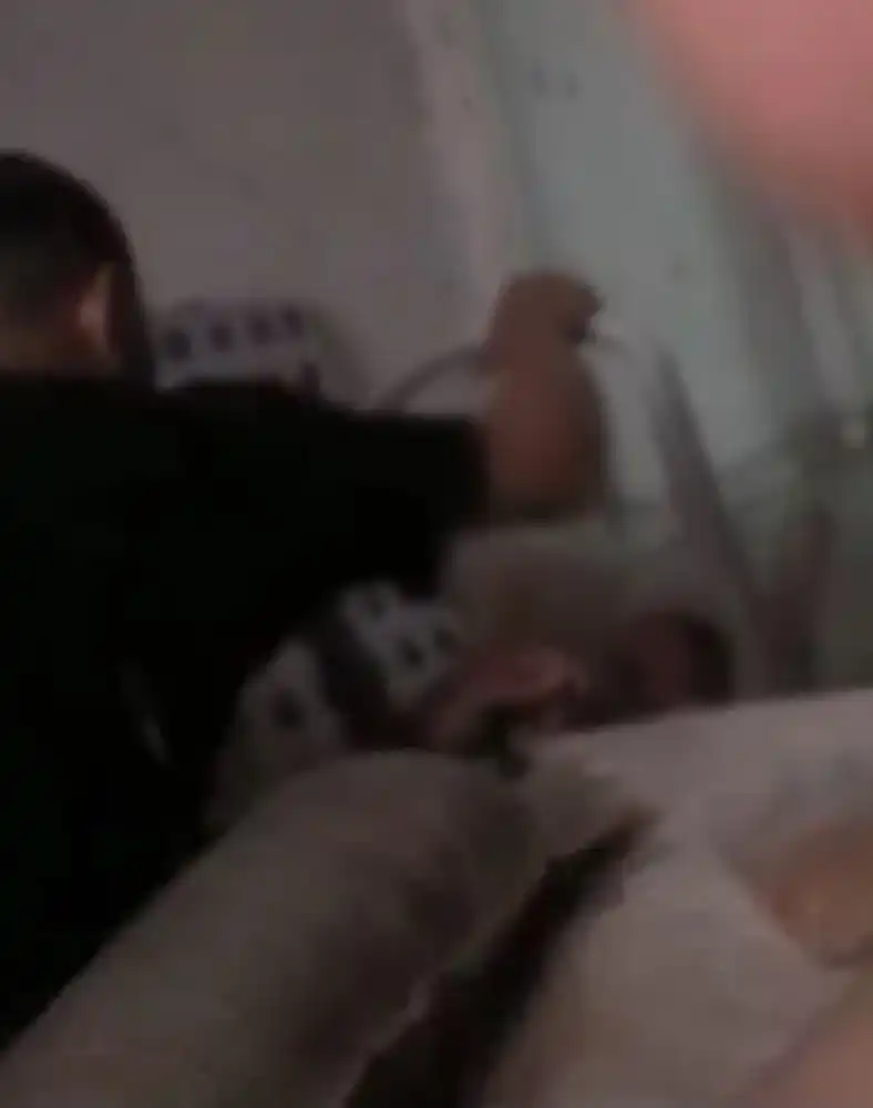 Celular foi usado para filmar o homem chacoalhando violentamente a filha (Reprodução/Vídeo)