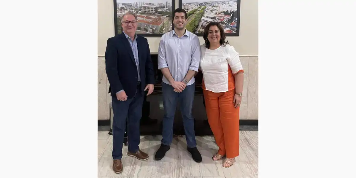 Ao centro, Dr. Pedro Hueb, presidente da Bene Rio Preto, ao lado da Dra. Josefa Dias Silva Fernandes, presidente do Conselho Deliberativo, e Edsamuel Araújo, Superintendente do hospital (Divulgação)
