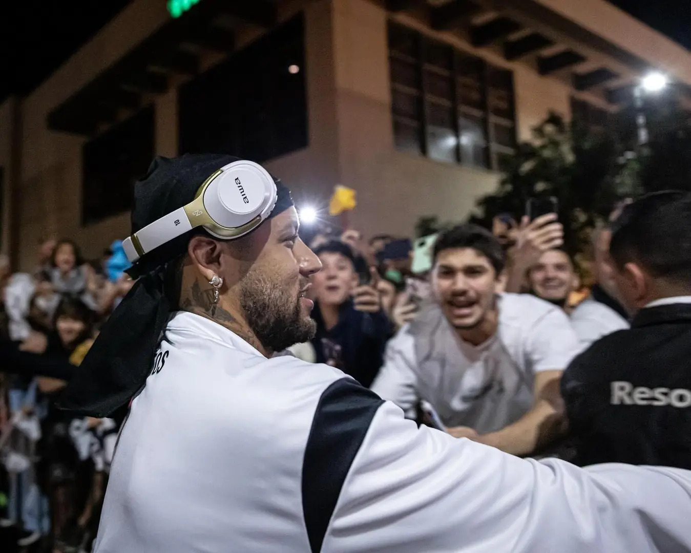 Jogador Neymar reuniu fãs em sua chegada ao hotel em Rio Preto (Santos Futebol Clube)