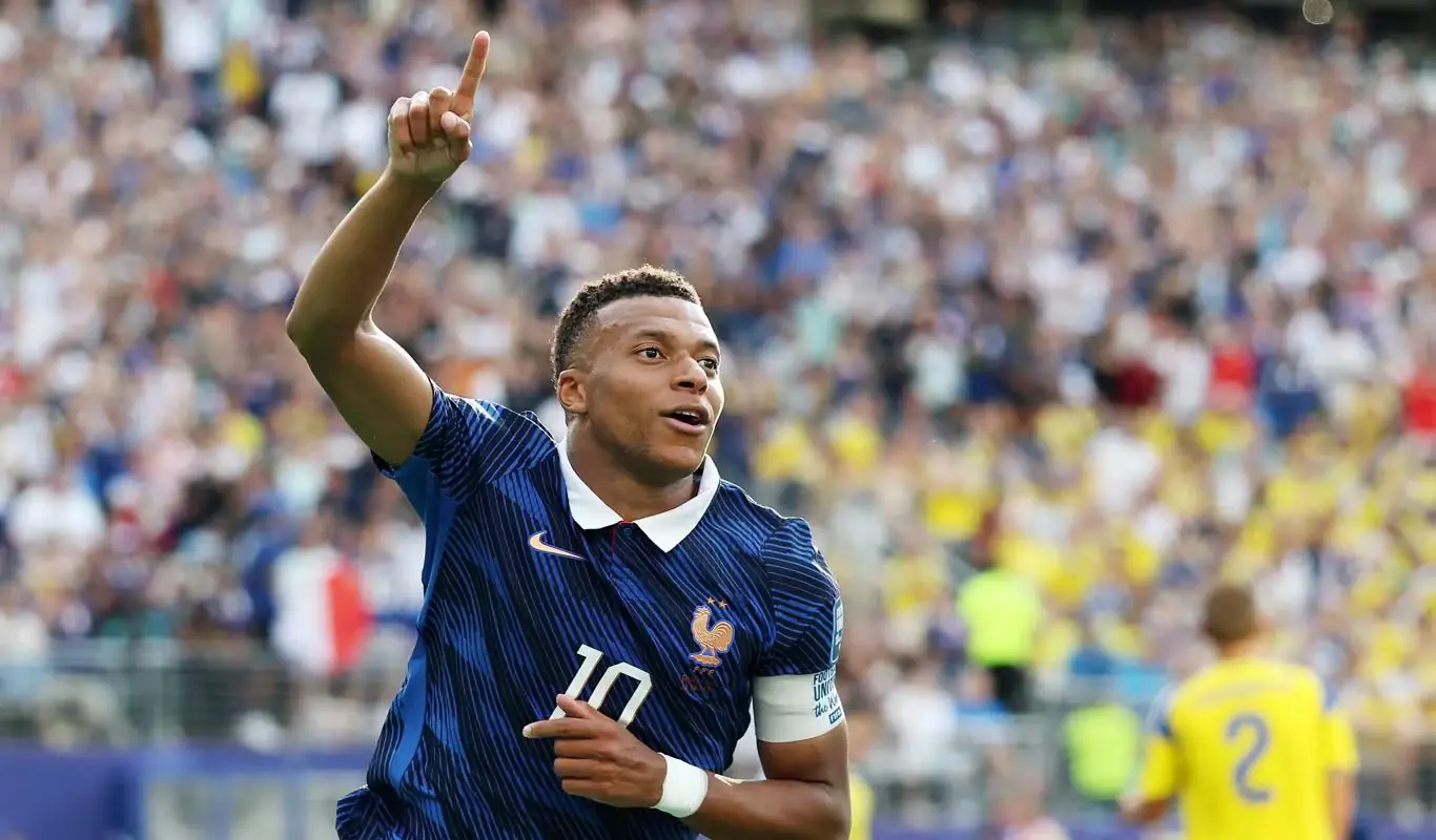 Mbappé, craque da França, comemora gol na Copa do Mundo; time disputa semifinal contra a Espanha na terça-feira (Fifa/Divulgação)