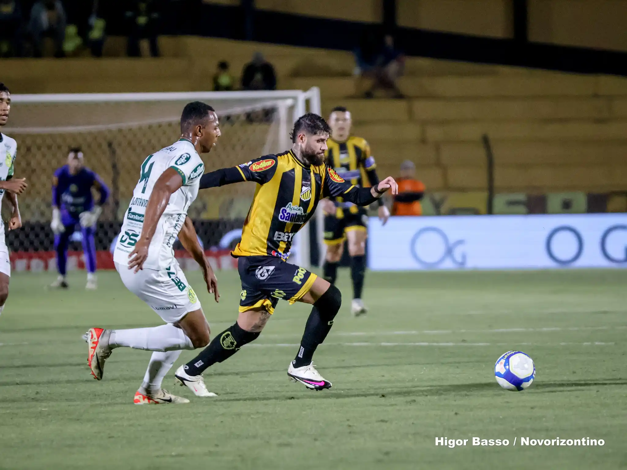 Luiz Otávio, do Mirassol, e Fabrício Daniel, do Novorizontino, durante jogo que terminou empatado pela Série B (Divulgação/Higor Basso/Novorizontino)