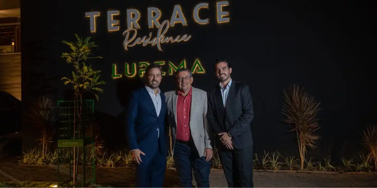 Pedro Luiz Rodrigues, CEO da Lupema, com os filhos Pedro Henrique Rodrigues e Rafael Rodrigues, que hoje ocupam cargos de diretores de incorporação e inovação, respectivamente (Divulgação)