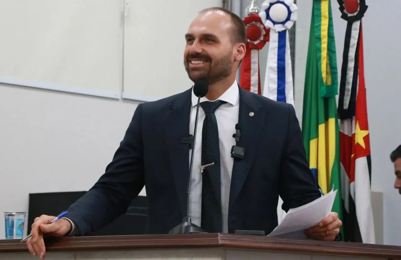 Eduardo Bolsonaro foi homenageado em 2017 e recebeu a em 2023 (Divulgação)