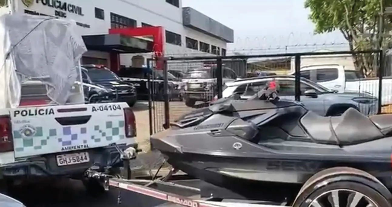 Viatura chega com uma moto aquática, um dos bens apreendidos durante a operação; ao lado, viatura entra em condomínio de luxo de Rio Preto para execut (Divulgação/Deic)