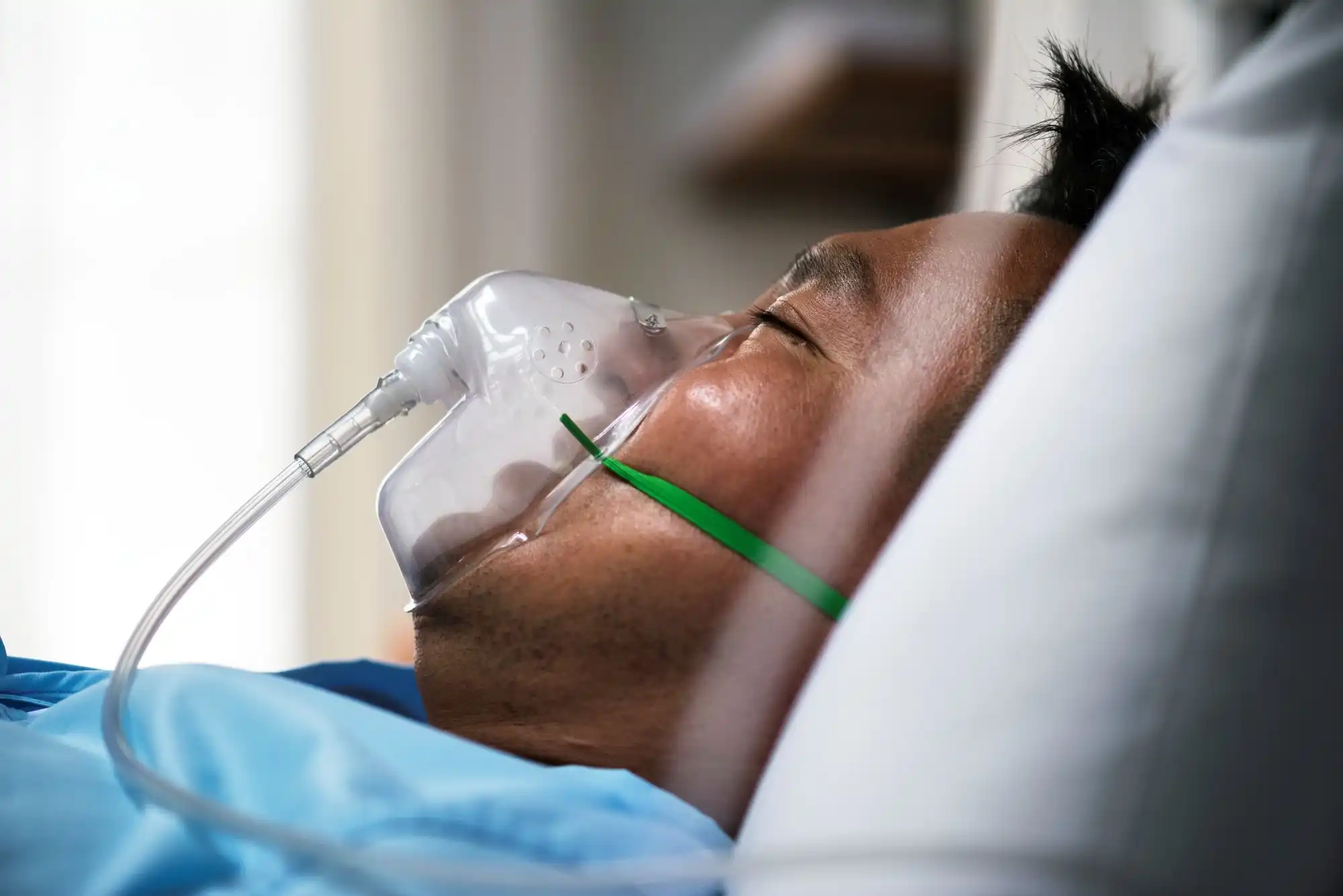 A SRAG é uma infecção respiratória severa que provoca dificuldade para respirar e lesões nos alvéolos (Freepik/Banco de Imagens)