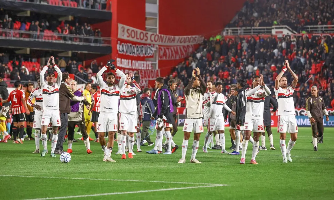 Flamengo empata sem gols com Estudiantes e joga vantagem no Maracanã