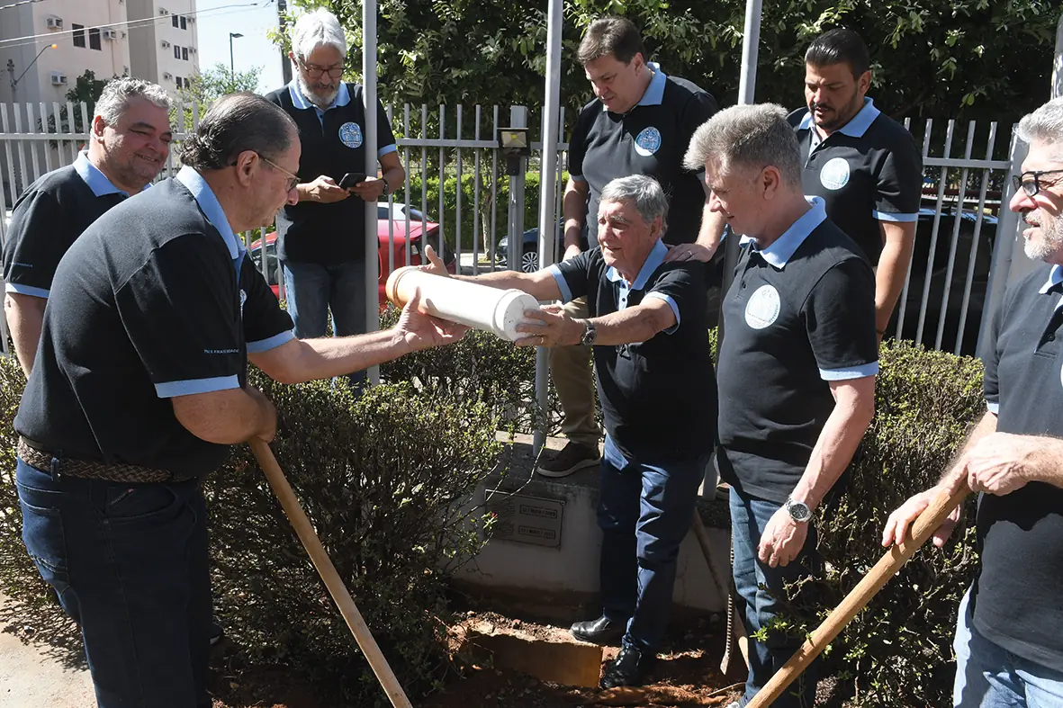 Integrantes da Loja Maçônica recuperam a cápsula do tempo, em cerimônia realizada no último sábado (Thomaz Vita Neto 30/8/2025)