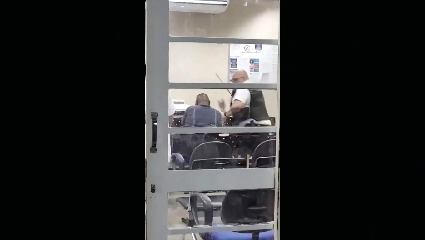 Outro paciente discute com um segurança na sala de espera, é atingido na cabeça com um cassetete, sangra e é imobilizado por um golpe de “mata-leão” (Reprodução)