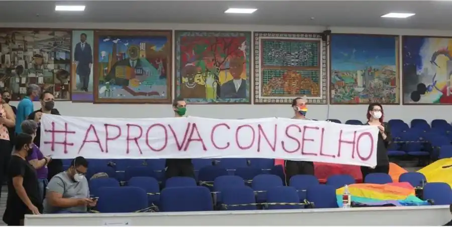 Manifestantes estendem faixa com hashtag ‘aprova conselho’ (Johnny Torres 10/08/21)