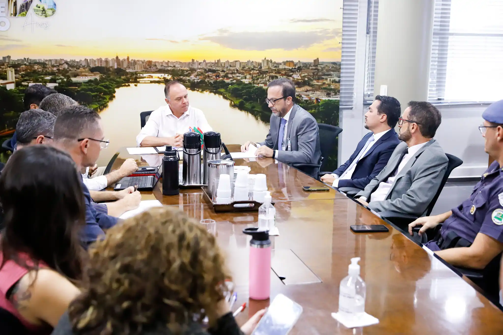 Prefeito de Rio Preto, Coronel Fábio Candido apresentou a proposta de mudança do Centro POP em reunião com membros do judiciário, Ministério Público e Defensoria (Jeniffer Maciel/Prefeitura de Rio Preto)