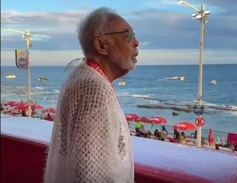 Gil se emociona com homenagem