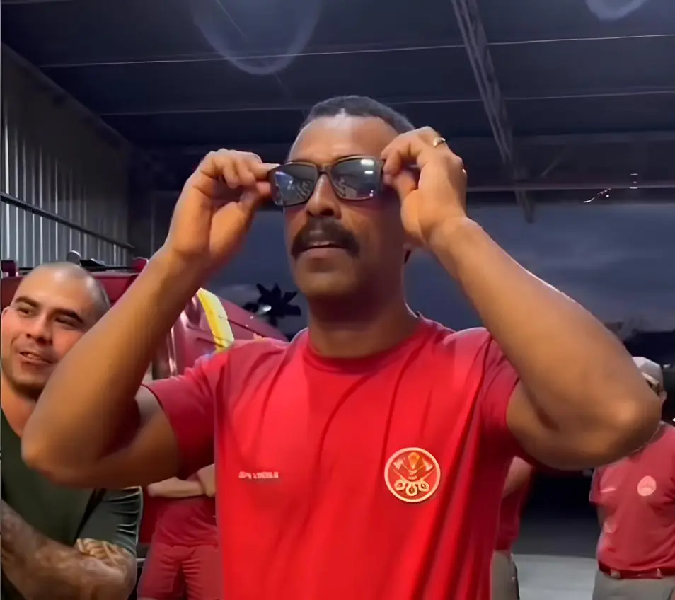 Lincoln Rafael ganhou óculos especial (Reprodução / Corpo de Bombeiros)
