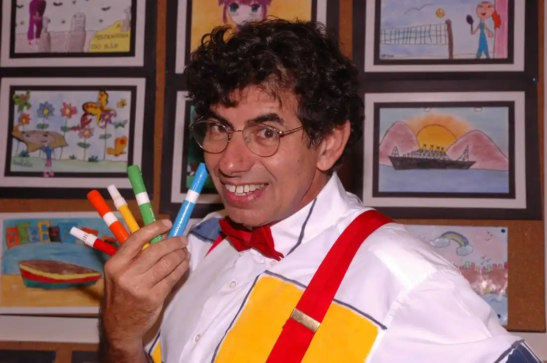 Daniel Azulay ficou famoso na década de 1980 por ensinar as crianças a desenharem em um programa de televisão (Reprodução/Facebook)
