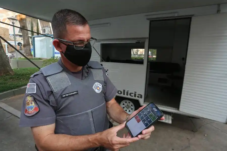 Cabo Passarelli mostra smartphone usado pela PM: dados serão repassados aos policiais por aplicativo (Guilherme Baffi 24/9/2021)