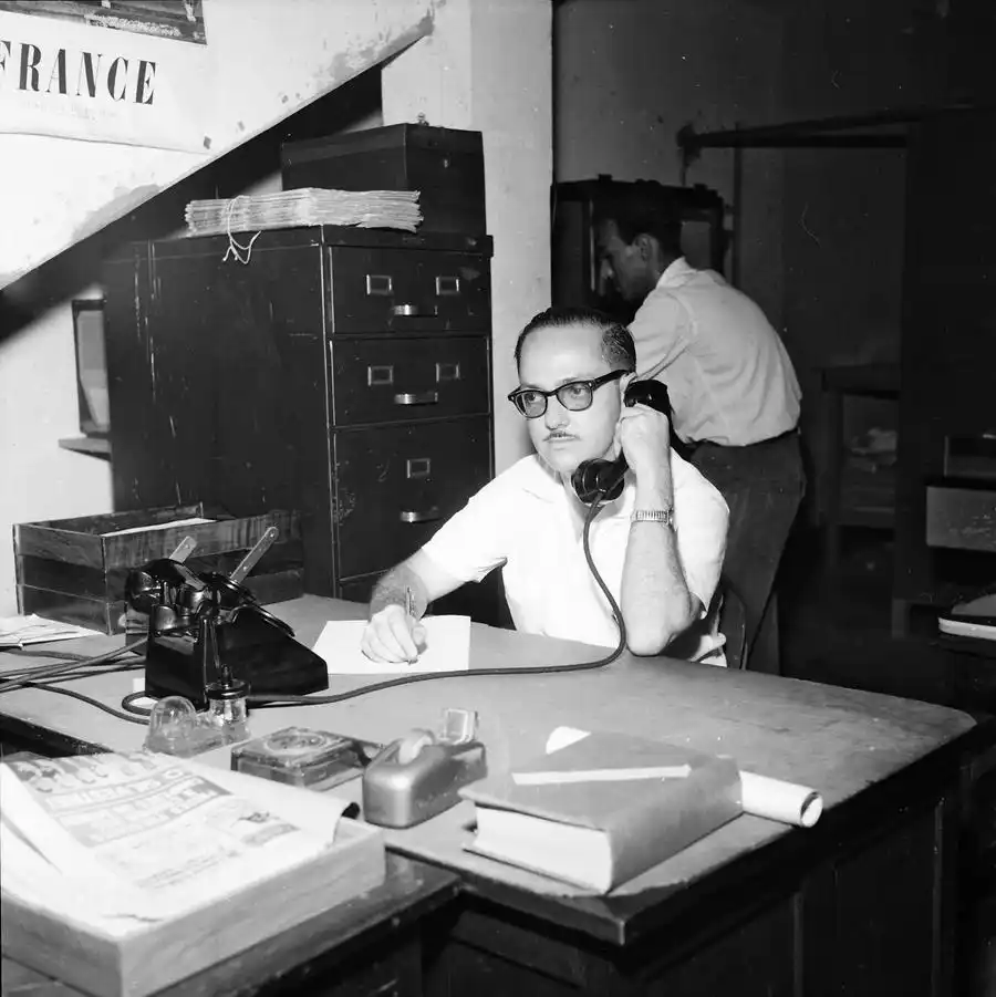 Norberto Buzzini, diretorpresidente do Diário da Região, fala ao telefone em sua mesa, na primeira sede do jornal (Jaime Colagiovanni 1960 / Digitalização: Zé Nogueira / Acervo: Fernando Marques)