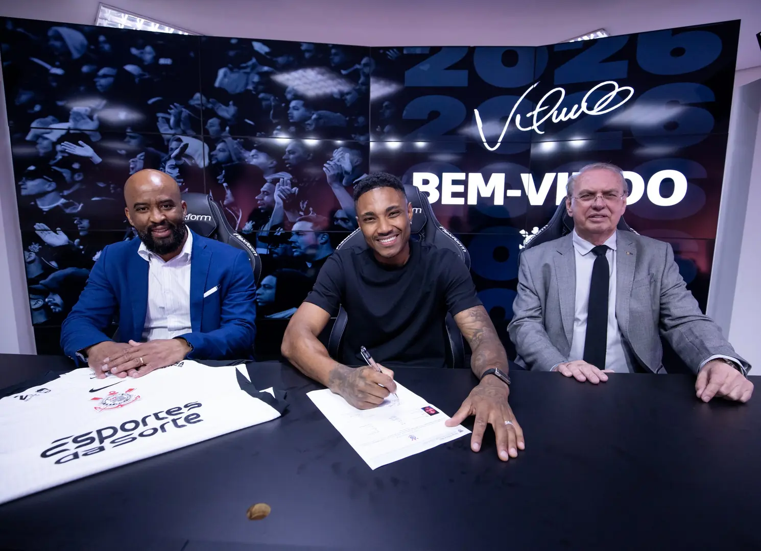 Vitinho assina contrato com o presidente interino Osmar Stabile e o executivo de futebol Fabinho Soldado (Divulgação/Corinthians)