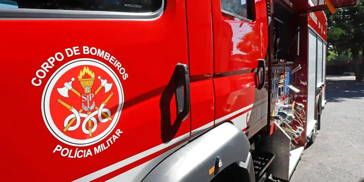 Corpo de Bombeiros combateu as chamas e controlou o incêndio (Marcos Morelli/Prefeitura de Rio Preto)