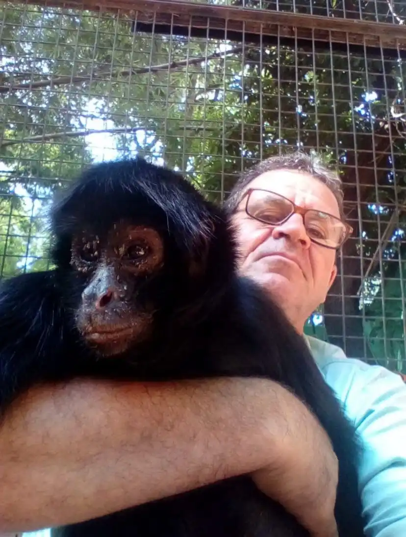 Gilberto e Tambinha quando o homem ainda trabalhava no Zoo (Reprodução)