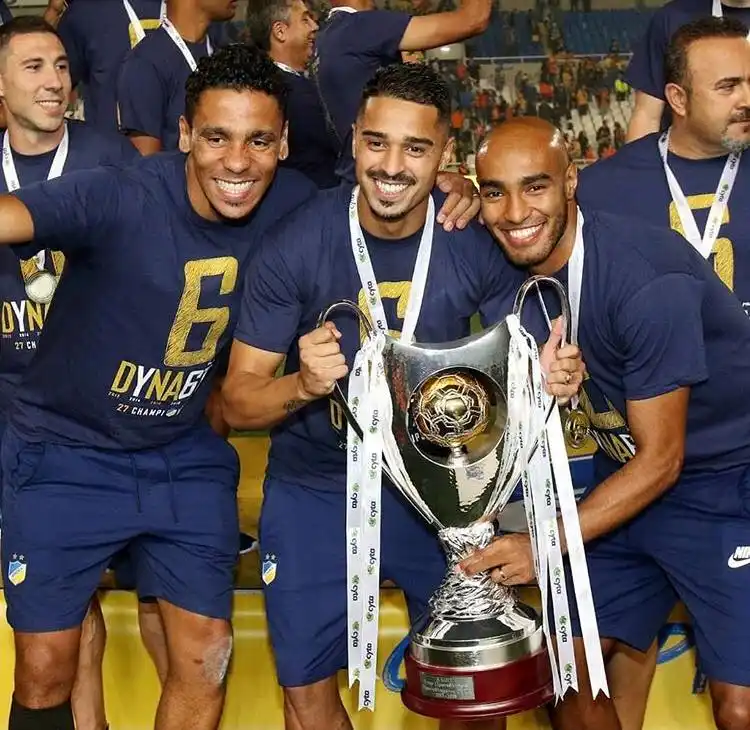 Festa do Apoel pela conquista do hexacampeonato cipriano (apoelfc.com.cy)