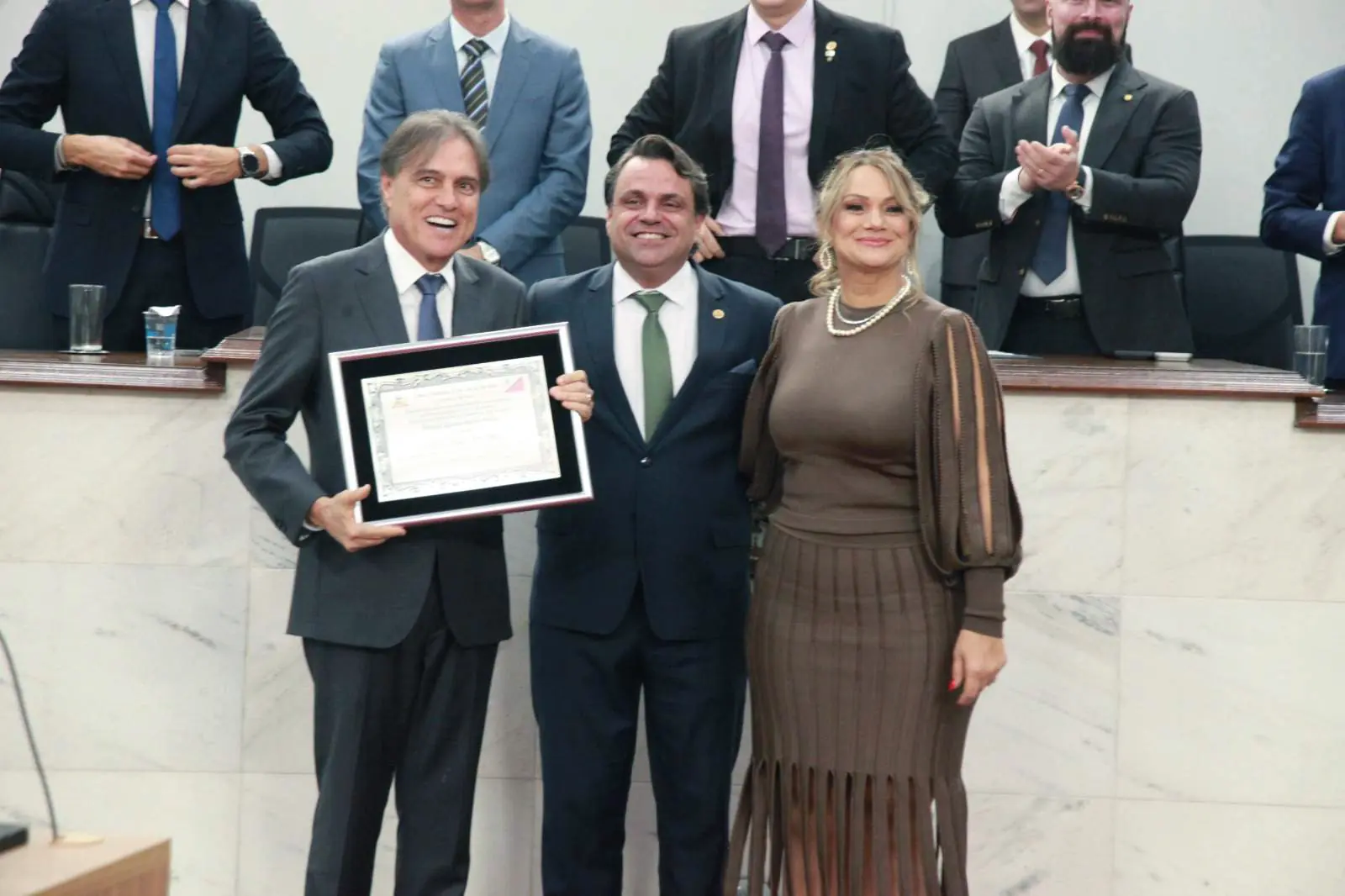 Júlio César Antônio, ao lado do vereador Jean Dornelas e da esposa, Fabrícia, durante a homenagem da Câmara Municipal com o prêmio Reconhecimento Públ (Arnaldo Mussi)
