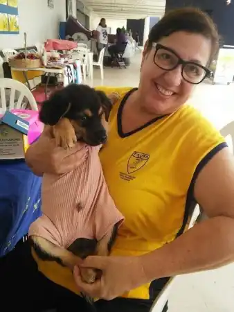 Valda Prata com cão da ONG Fauna (Arquivo pessoal)