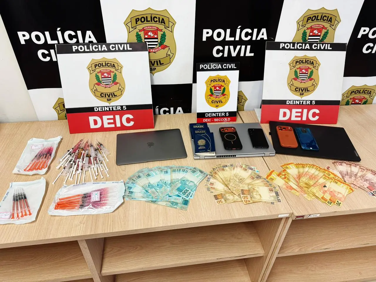 Objetos e dinheiro apreendidos durante a operação (Divulgação)