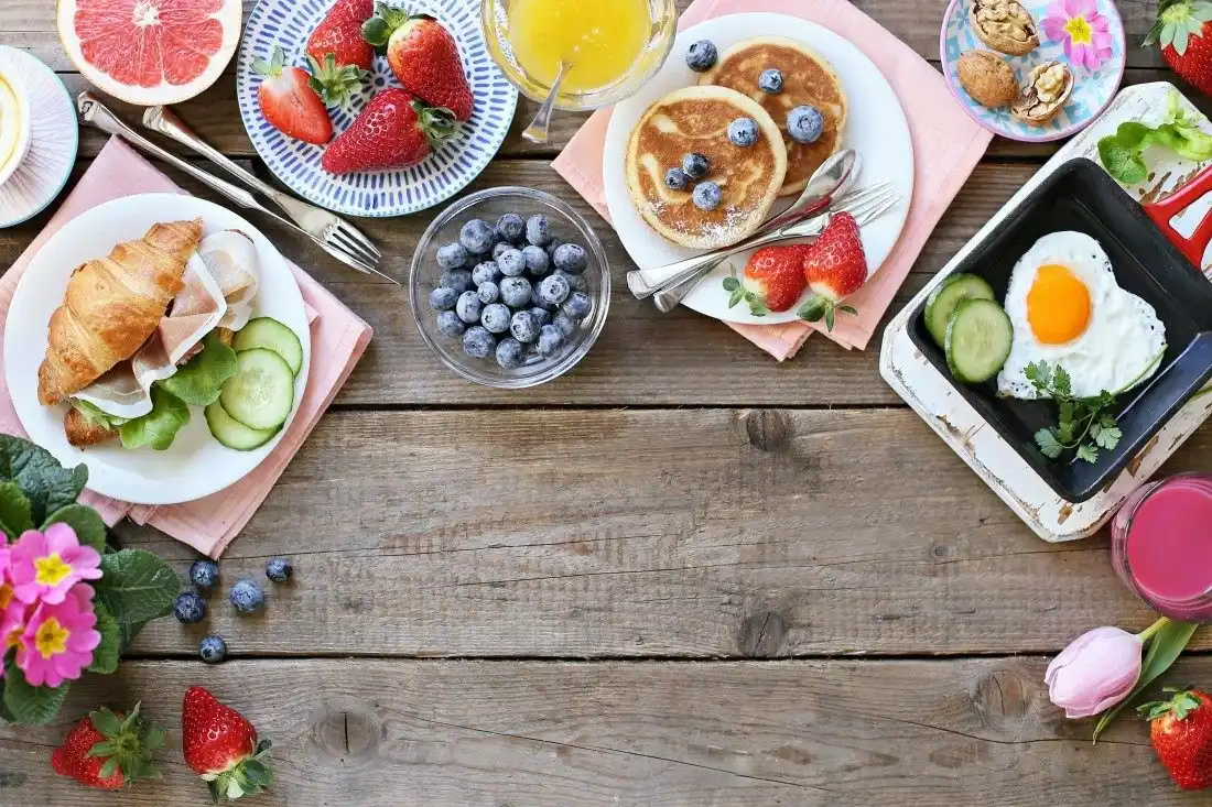 O brunch é uma refeição intermediária entre o café da manhã e o almoço (Canva/Banco de imagem)
