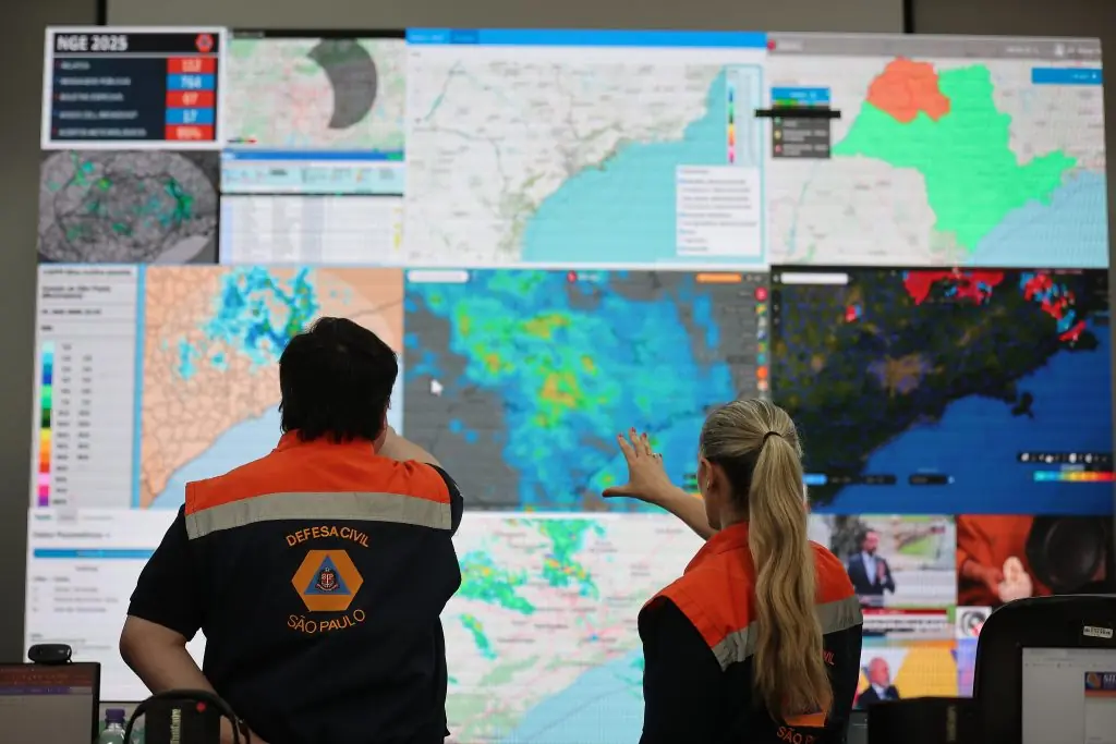 Frente fria avança e mantém chuva forte e risco elevado de transtornos em São Paulo até terça-feira (16)