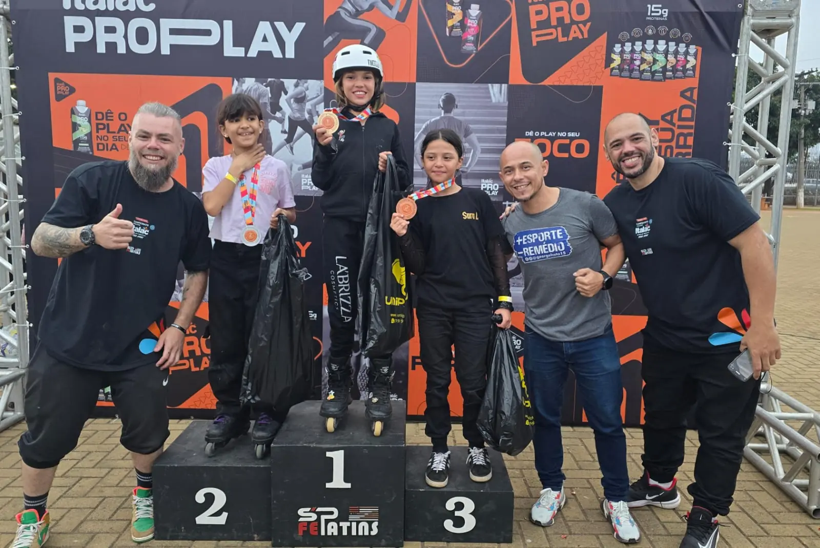 Alice Alves, no 1° lugar do pódio, após competir pelo Campeonato Paulista de Patins Street (Vanessa Thicyanne)