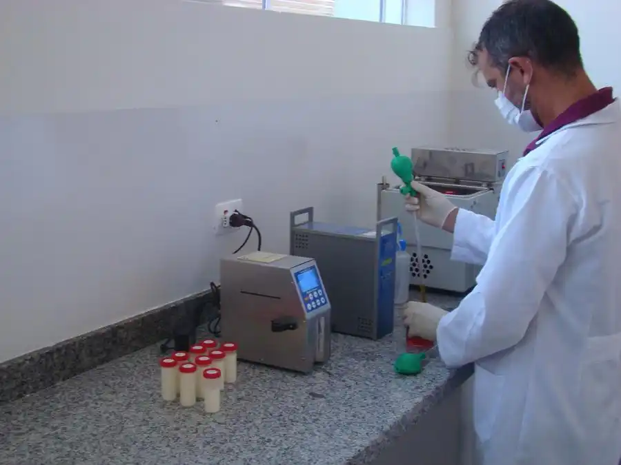 Pesquisador Luiz Carlos Roma Júnior, no laboratório do Instituto d e Zootecnica: pesquisa com fitoterápicos e óleos essenciais (Divulgação)