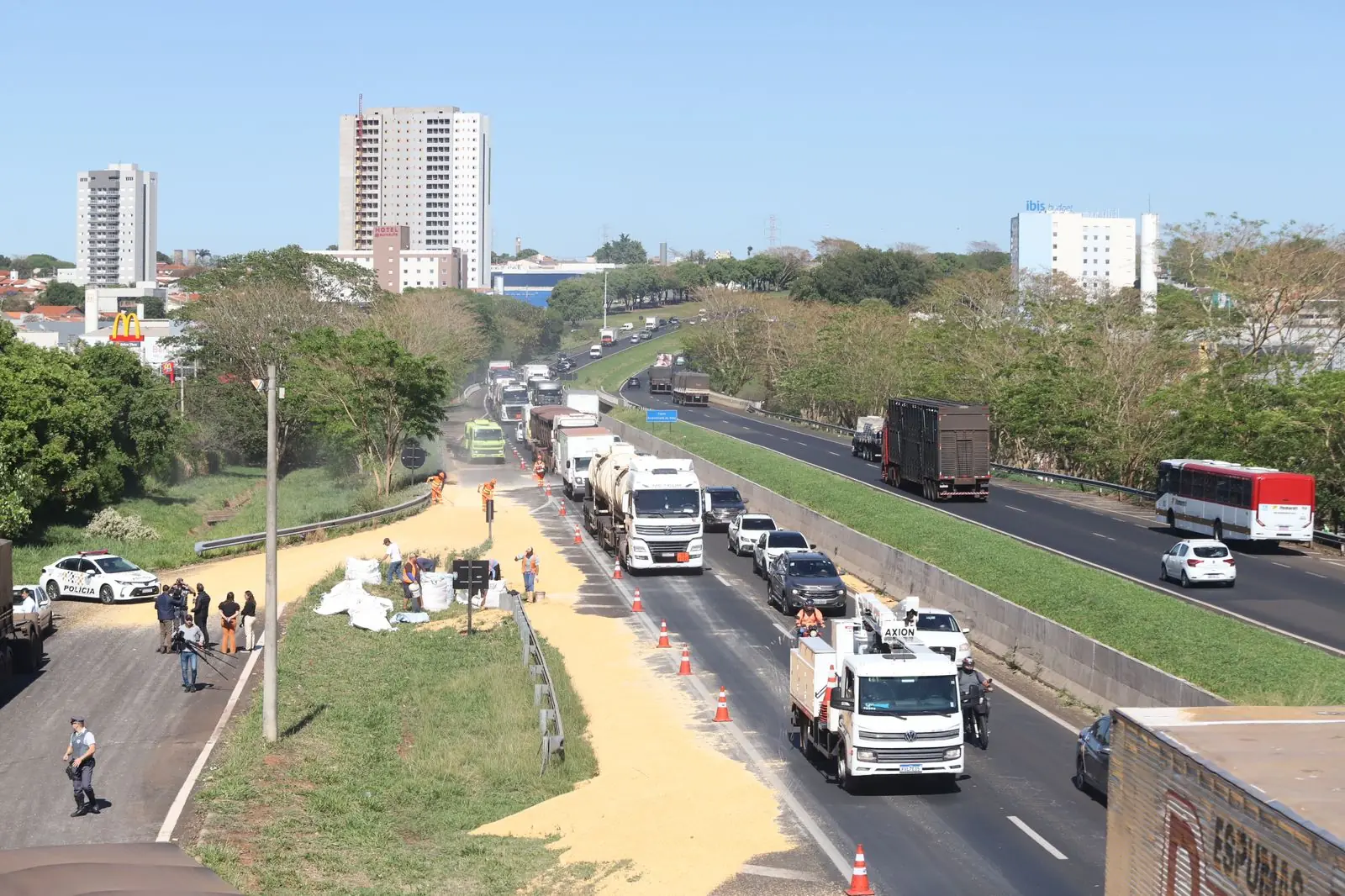 Carreta carregada com milho tomba na Washington Luís, em Rio Preto