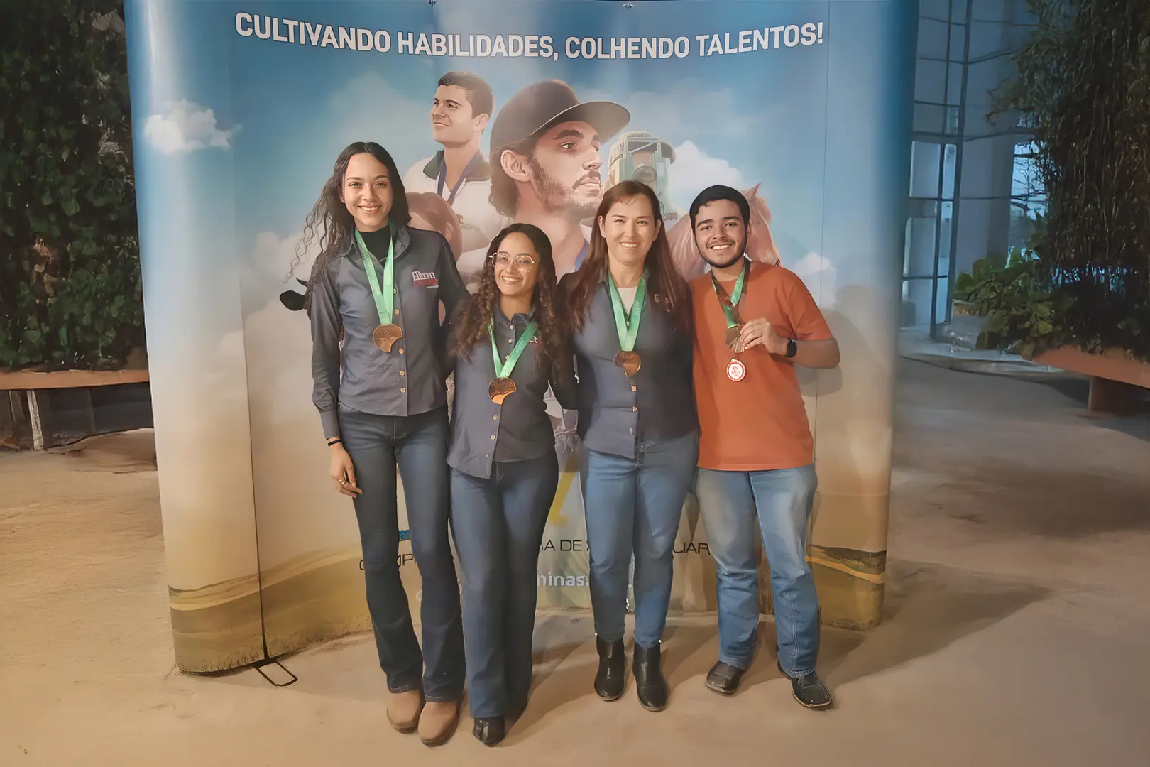 Ana Carolina, Ana Clara, a professora Giane e Gustavo representaram a Etec de Votuporanga (Divulgação)