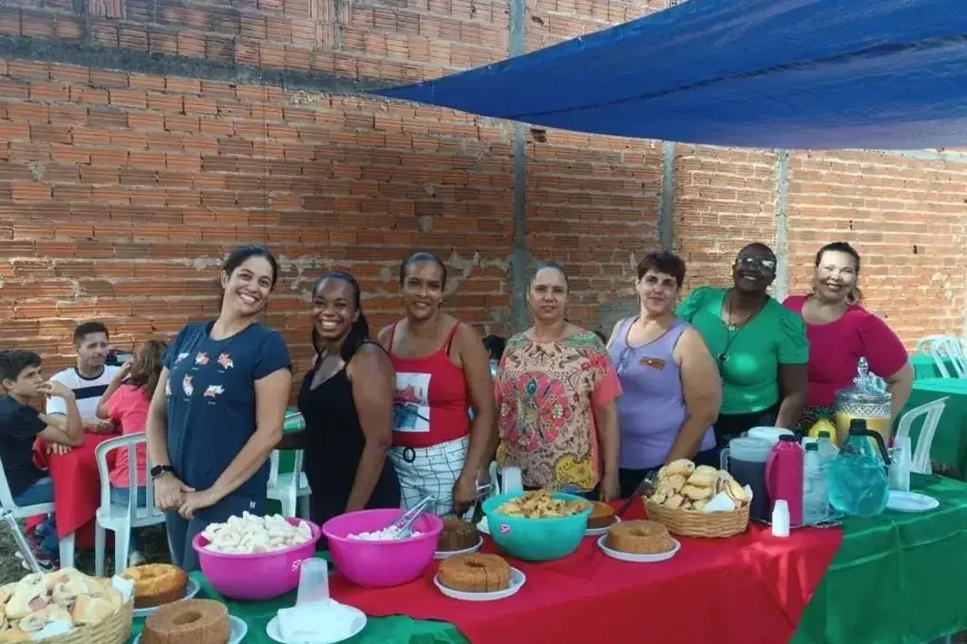 Voluntárias montam cestas natalinas