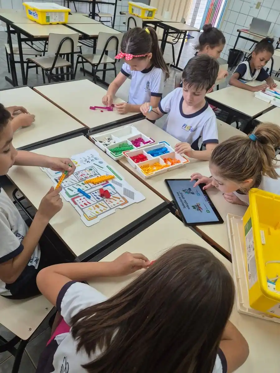 Alunos de Floreal durante aula: escola investe em estrutura e organização (Divulgação)
