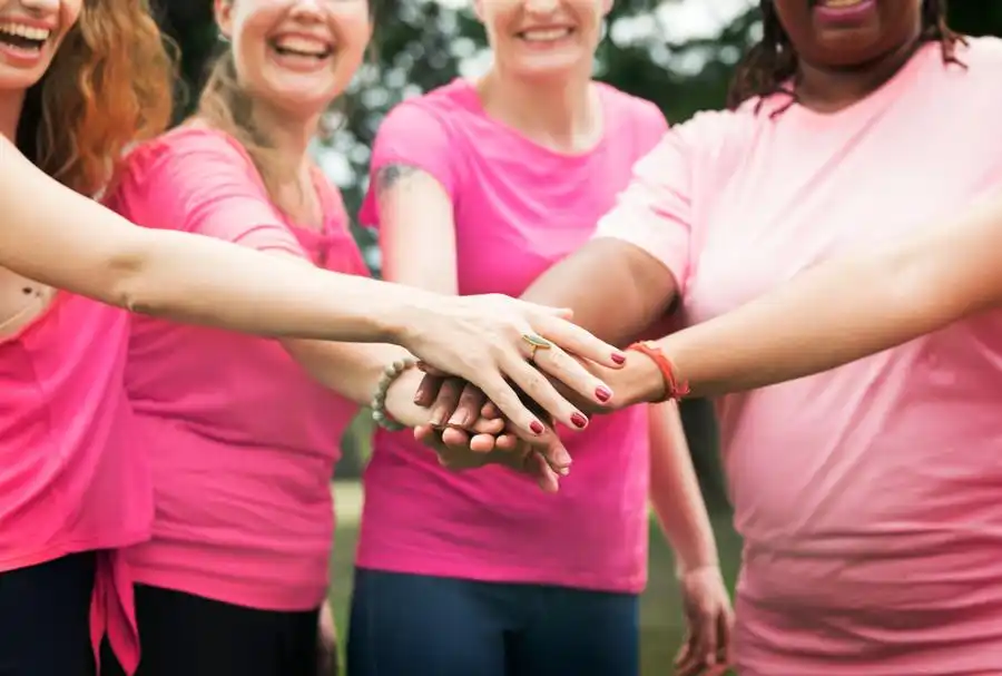 Women fighting breast cancer (Women fighting breast cancer)