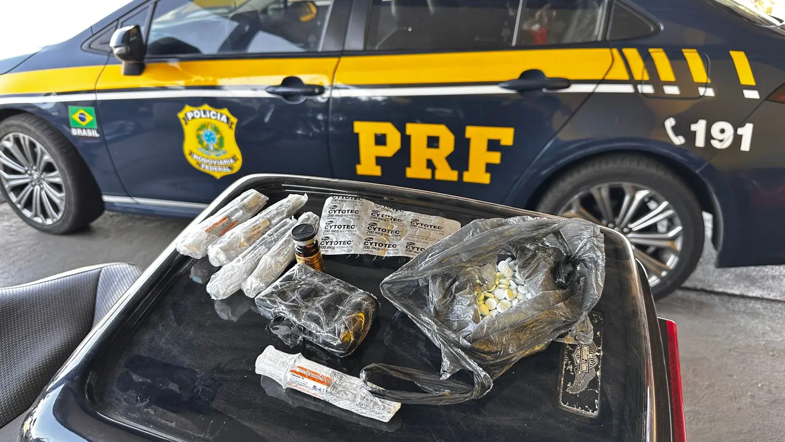 Foram apreendidos canetas para emagrecimento, anabolizantes e remédio abortivo (Divulgação/PRF)