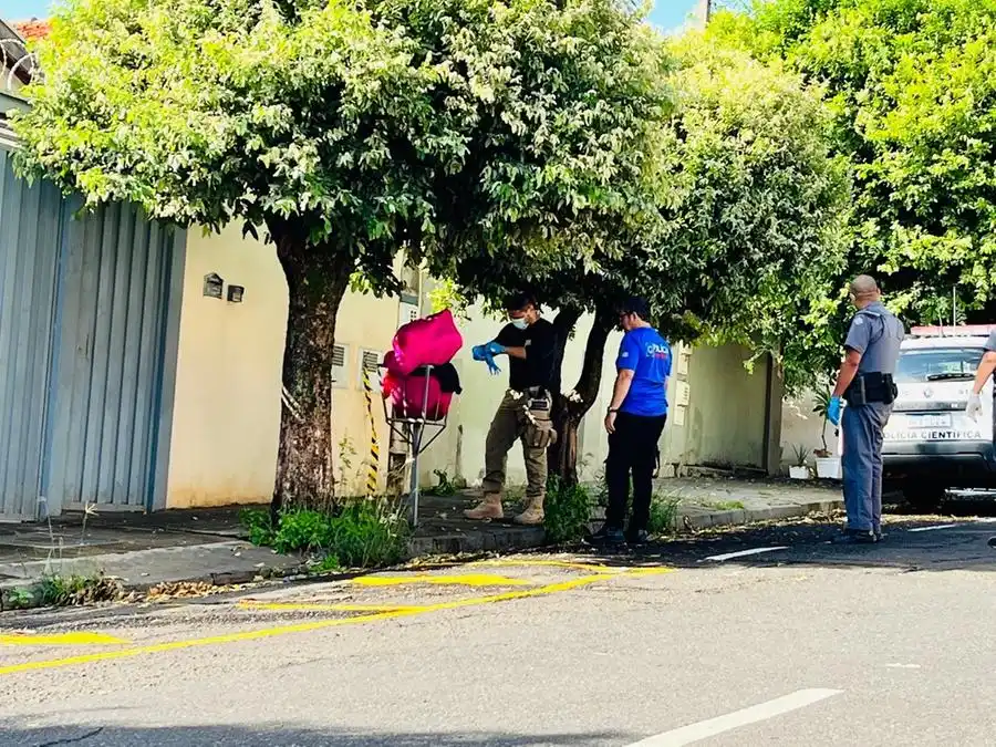 Corpo enrolado em lençol rosa foi deixado em lixeira em frente de casa na rua Presciliano Pinto, na Boa Vista (Marco Antonio dos Santos 18/1/2023)