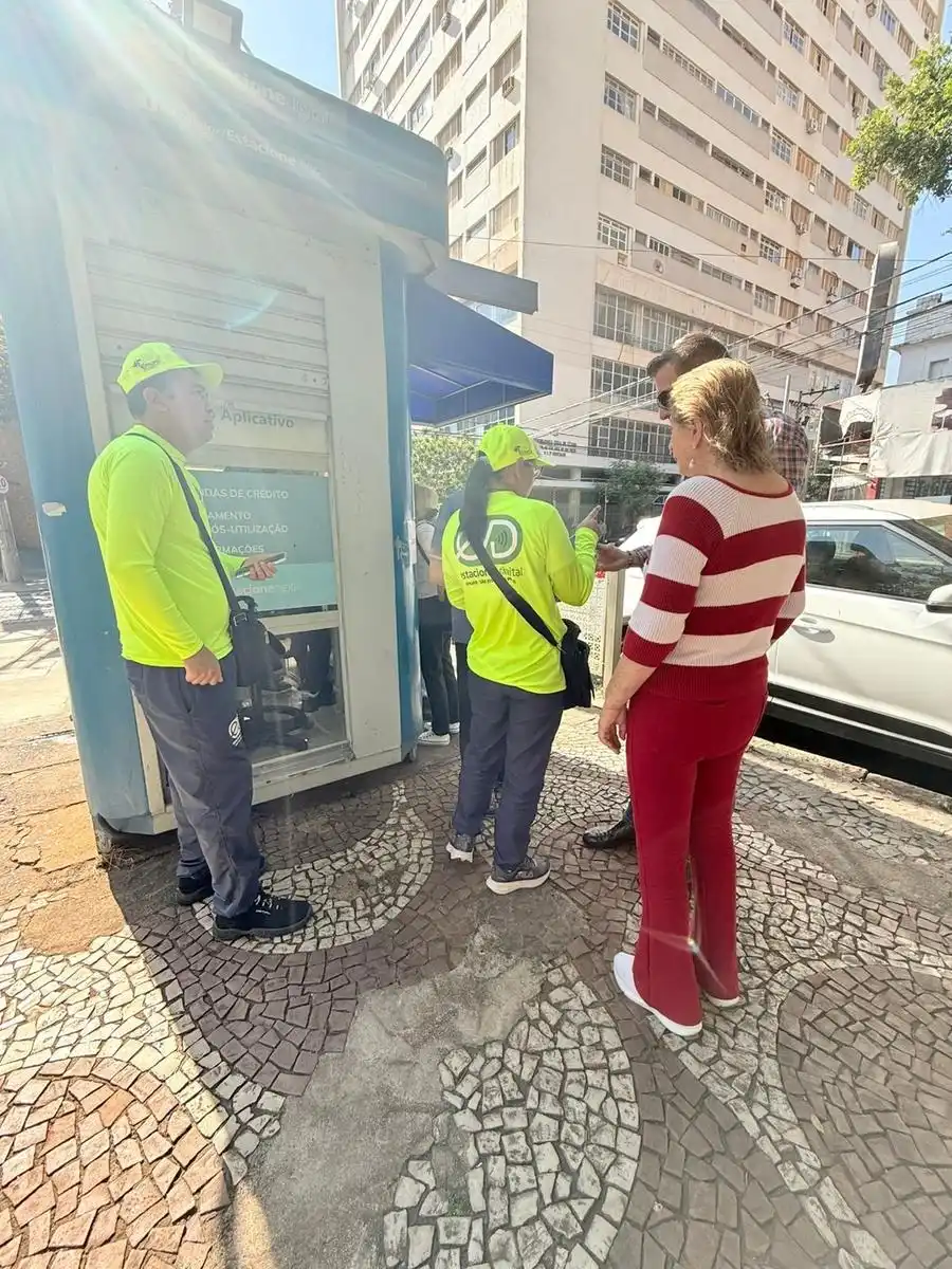 Agentes da Área Azul auxiliam motoristas com o novo aplicativo (Marco Antonio dos Santos 22/7/2025)