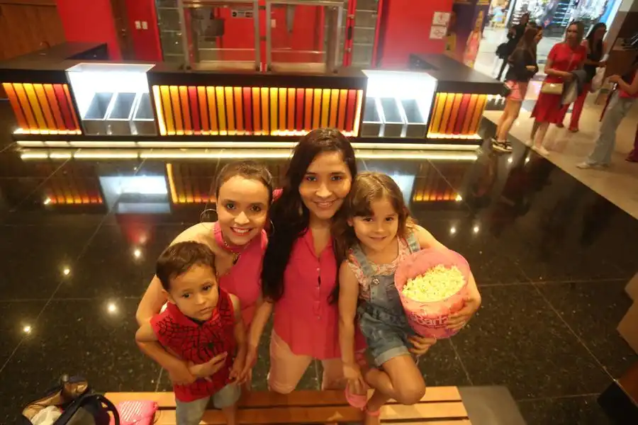 Suzane com os filhos Giovana e Rodrigo e prima Nicole: diversão de férias (Guilherme Baffi 20/7/2023)