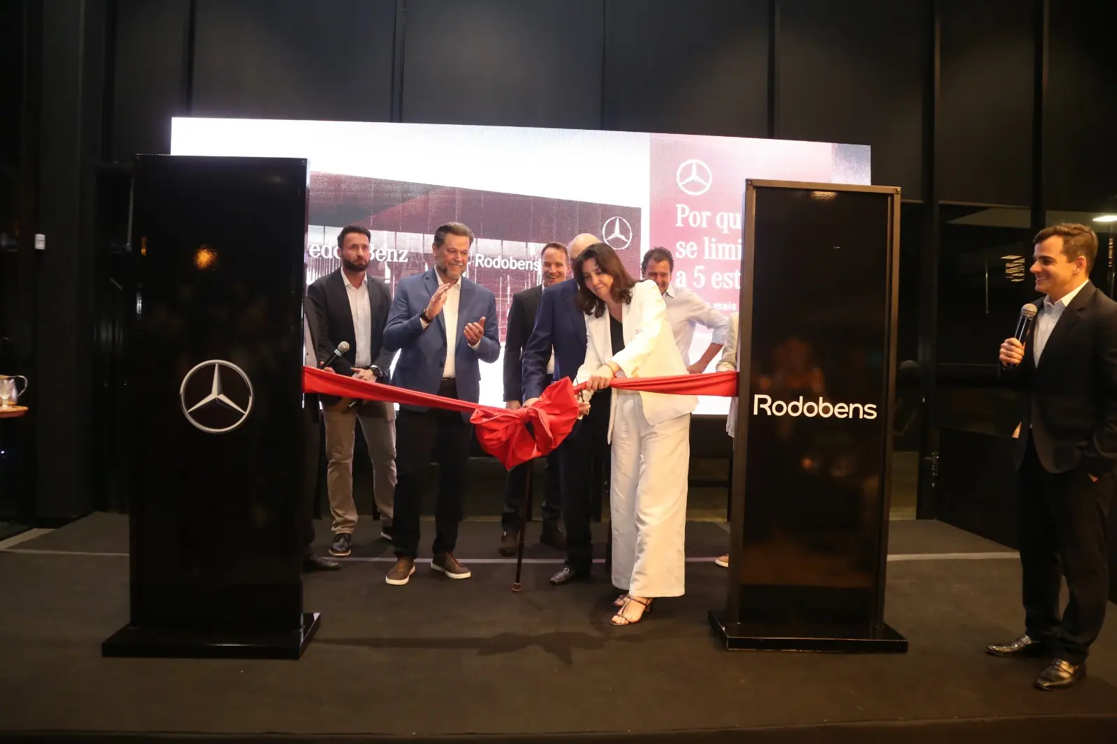 No evento de inauguração, estiveram presentes o CEO da Mercedes-Benz Cars & Vans Brasil, Ronald Koning, executivos, gerentes nacionais e regionais (Divulgação)