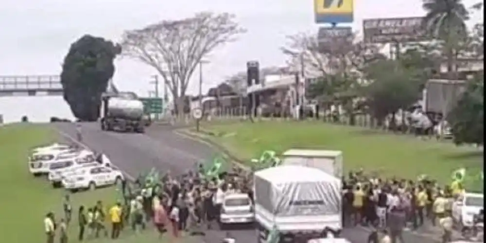 Momento em que motorista avança sobre manifestantes na rodovia, que estava bloqueada (Reprodução/Vídeo)